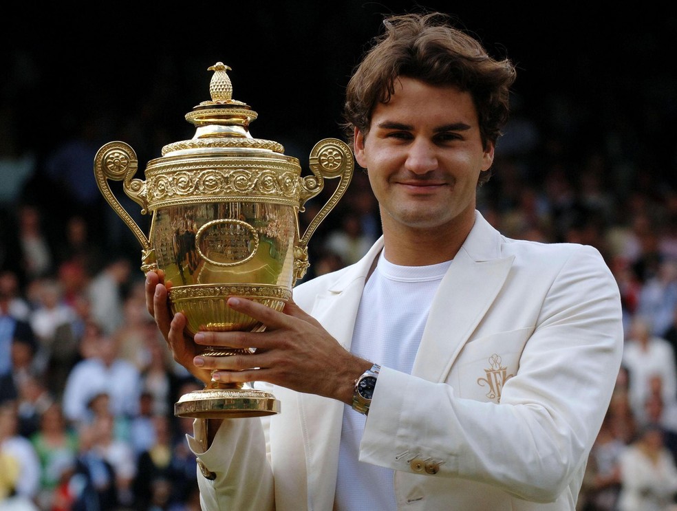 Federer conquistou tetracampeonato de Wimbledon, em 2006, com blazer creme (Foto: Fiona Hanson - PA Images/PA Images via Getty Images) — Foto: GQ