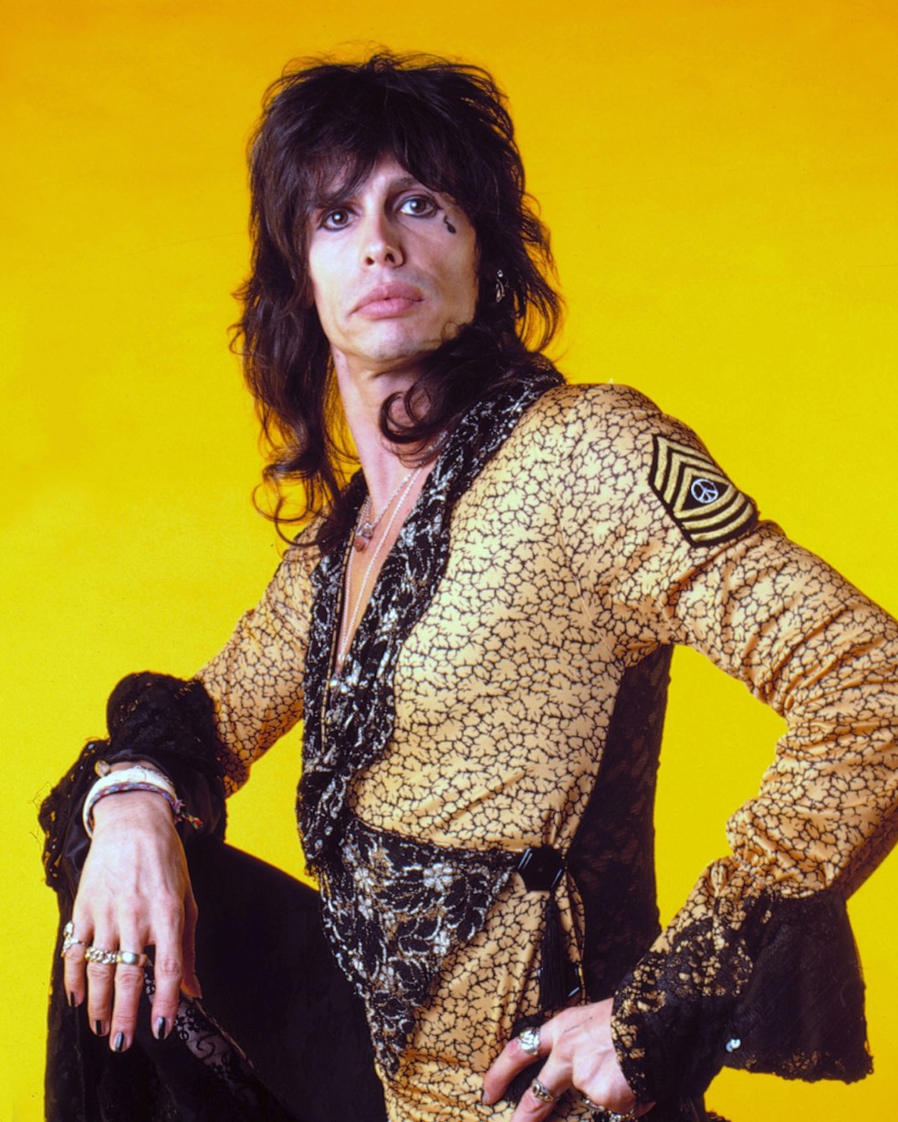 Steven Tyler: calças justas de couro, camisas coloridas e lenços de seda compõem o estilo do líder do Aerosmith — Foto: Getty Images