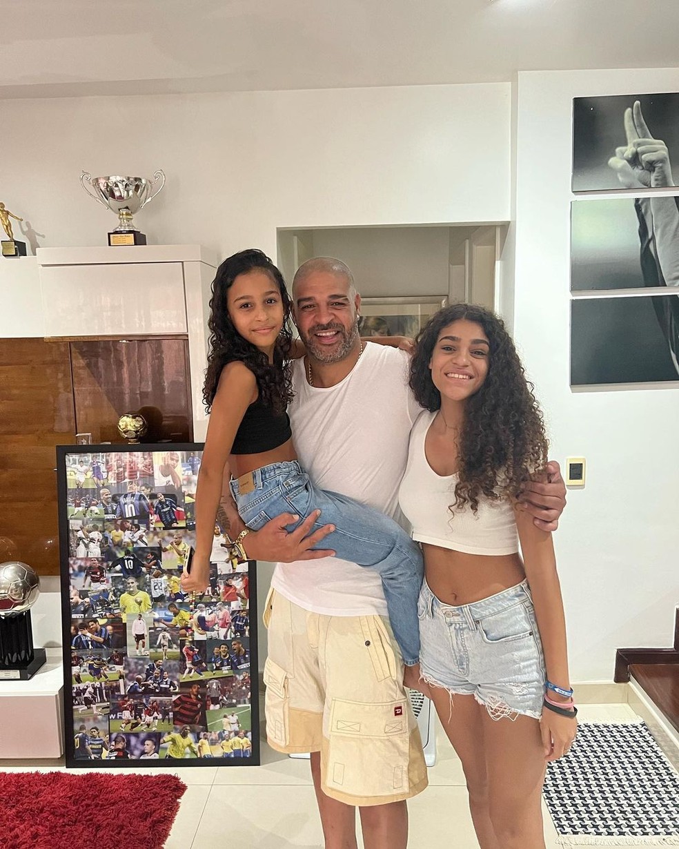 Adriano e suas filhas, Sophia e Lara  — Foto: Reprodução/Instagram 