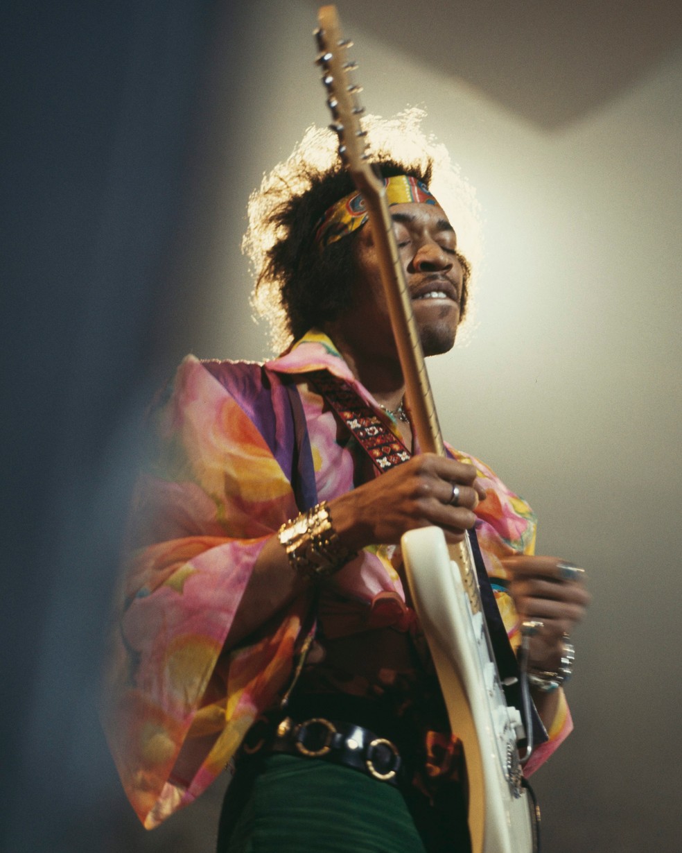 Jimmi Hendrix: combinando referências boêmias e hippies, o astro do rock ousava com lenços, colares e bandanas — Foto: Getty Images 