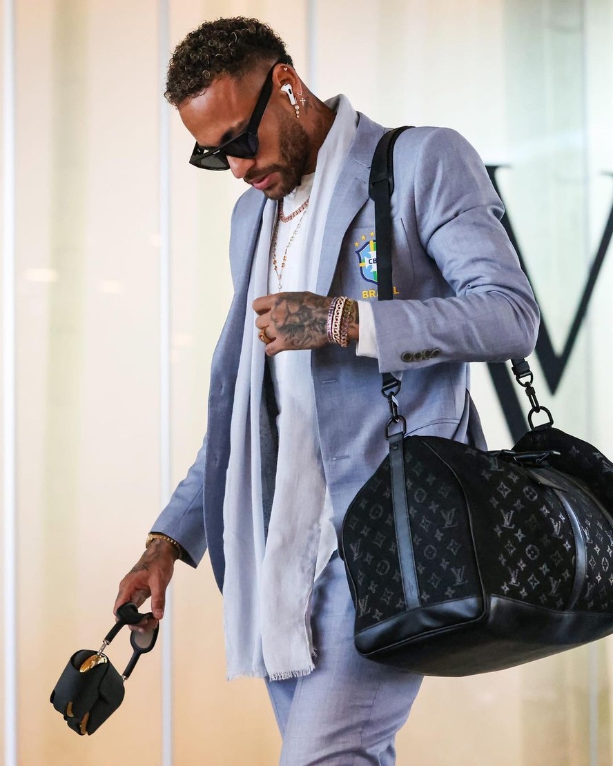 Neymar com o traje social da Seleção ao desembarcar em Doha para o mundial do Catar