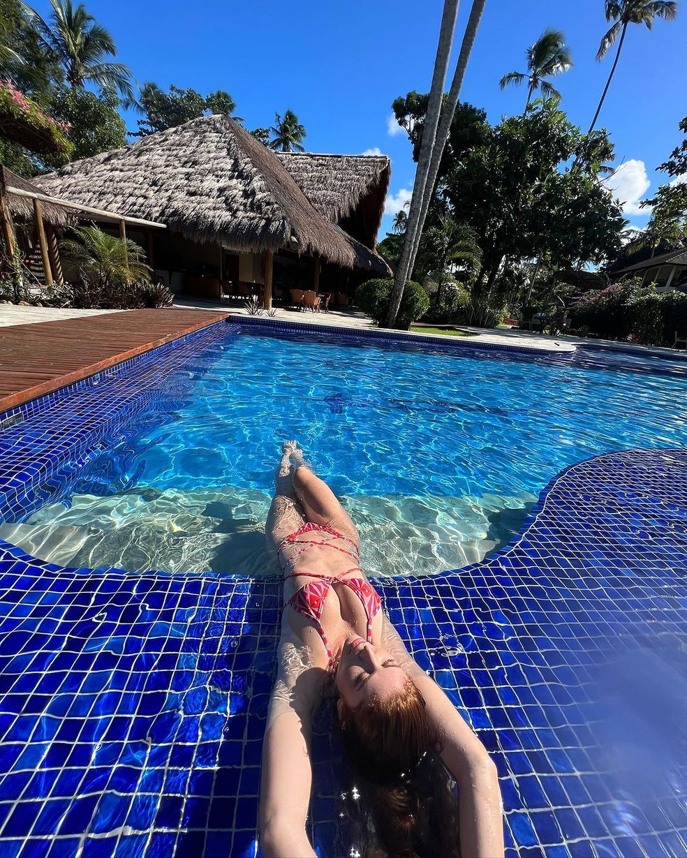 Amanda Gontijo curte piscina em Pernambuco — Foto: Reprodução/Instagram
