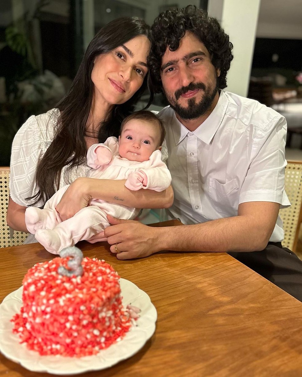 Thaila Ayala e Renato Goés celebrando o 3º mês de aniversário da filha Tereza — Foto: Instagram/Reprodução