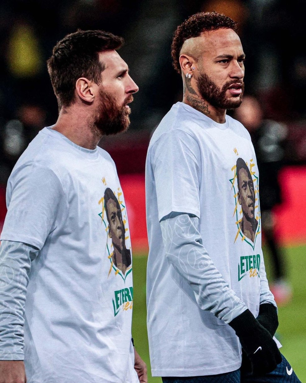 Lionel Messi e Neymar vestem camisa em homenagem a Pelé, antes de partida do Campeonato Francês — Foto: Divulgação Instagram