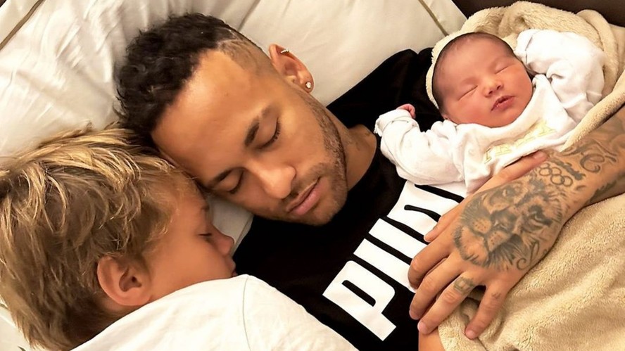 Filha de Neymar chama atenção por semelhança com jogador em foto: 'Cara do pai' | GQ | GQ