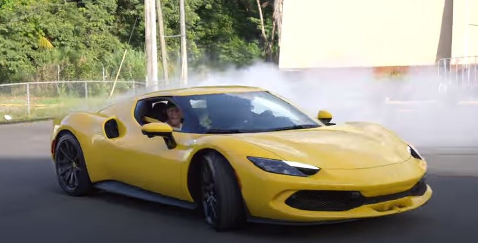 Youtuber realiza manobra com nova Ferrari — Foto: Reprodução / YouTube