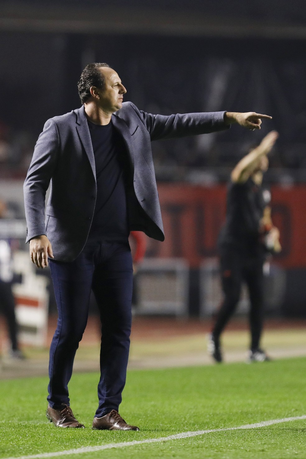 Rogerio Ceni usa blazer cinza, camiseta preta, calça azul de alfaiataria e sapato marrom ao comandar o São Paulo diante do Atlético-GO em jogo válido pela Sulamericana — Foto: Getty Images