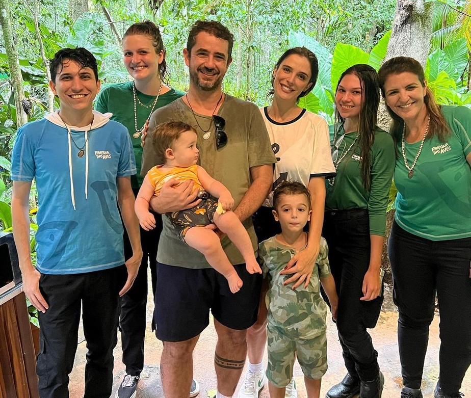 Felipe Andreoli e Rafa Brites posam com os filhos e equipe do Parque das Aves, em Foz do Iguaçu