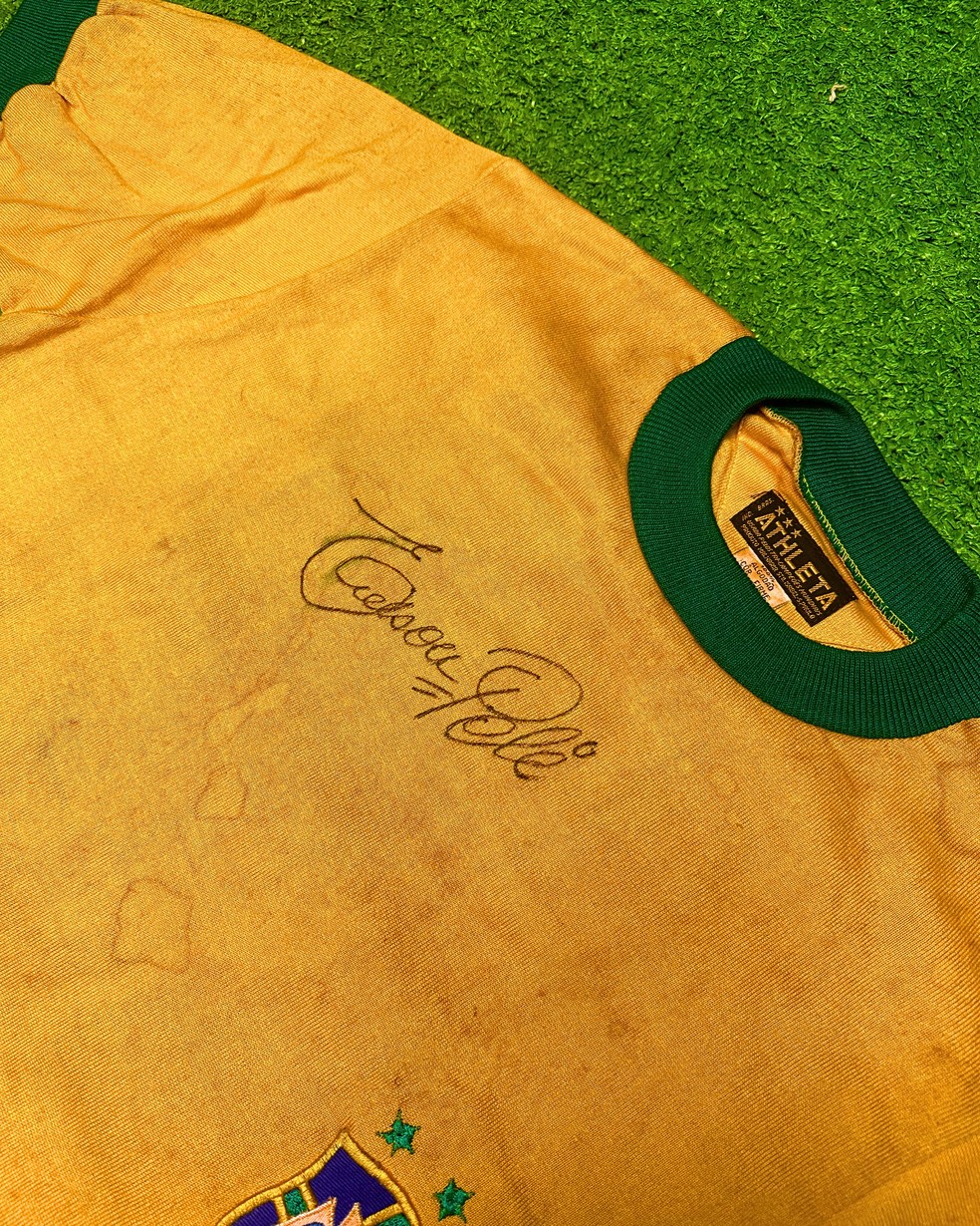 Autógrafo de Pelé em camisa da Seleção Brasileira de 1971 — Foto: Divulgação/Play for a Cause
