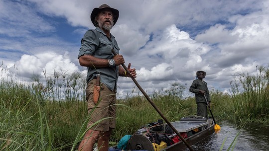 Explorador enfrenta minas terrestres e se depara com animais "fantasmas" na busca de proteger alguns dos maiores rios do planeta Explorador enfrenta minas terrestres e se depara com animais "fantasmas" na busca de proteger alguns dos maiores rios do planeta
