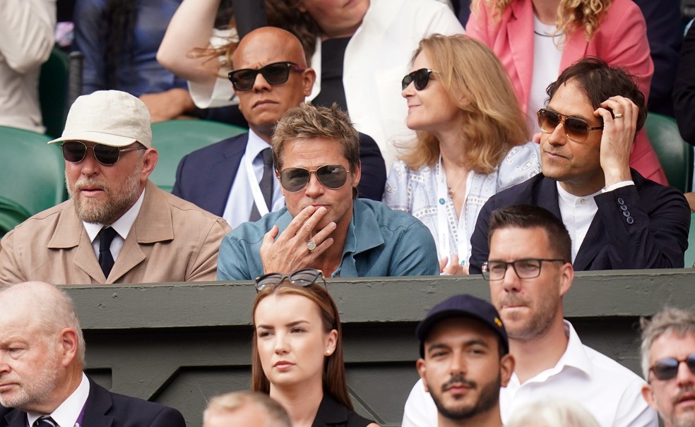 Brad Pitt marca presença na final em Wimbledon  — Foto: Getty Images