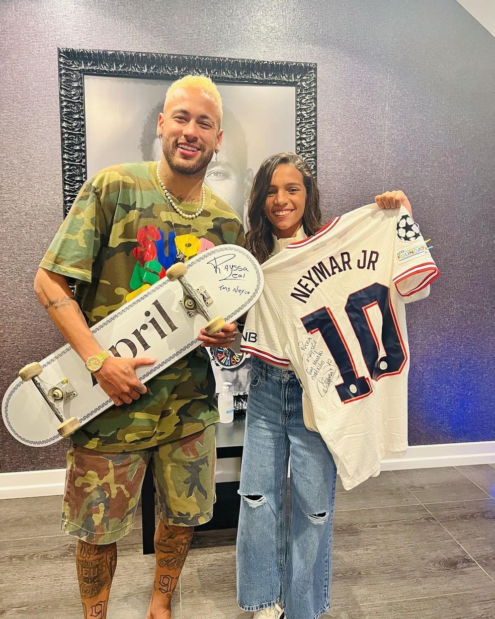 Neymar e Rayssa Leal trocaram presentes durante encontro, em fevereiro  — Foto: Divulgação Instagram