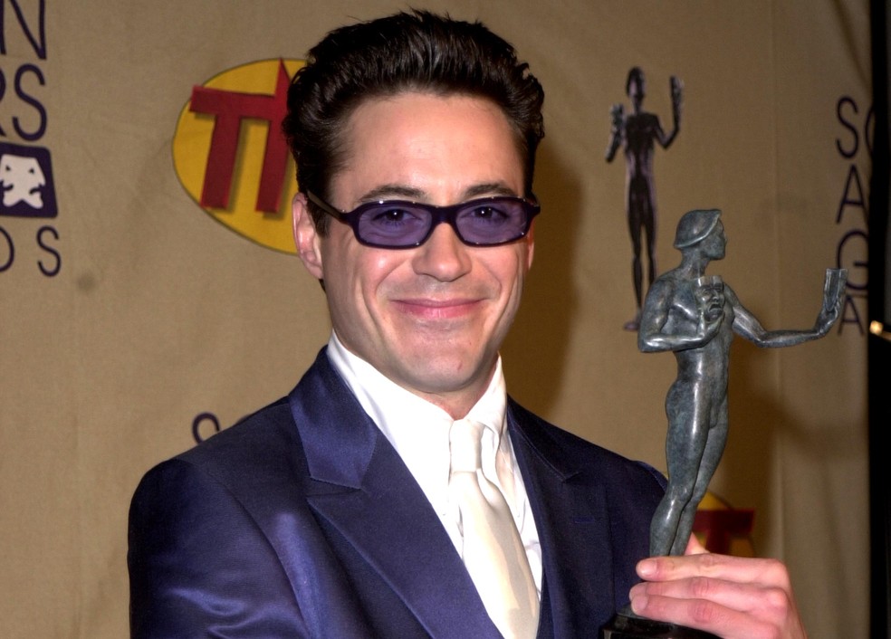 Robert Downey Jr. combina óculos translúcidos roxos com terno, em 2001 — Foto: J. Vespa/WireImage