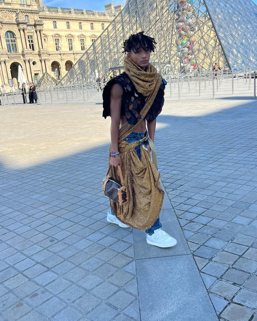Jaden Smith usa look feminino futurista Louis Vuitton em Paris — Foto: Reprodução/Instagram