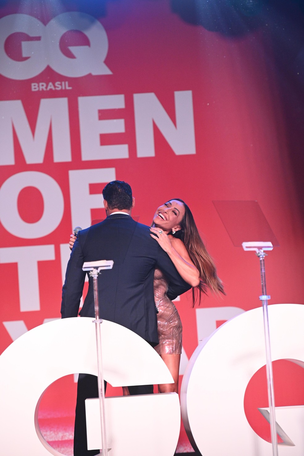Sabrina Sato e Cauã Reymond no palco do 'Men of the Year' — Foto: Ale Virgilio