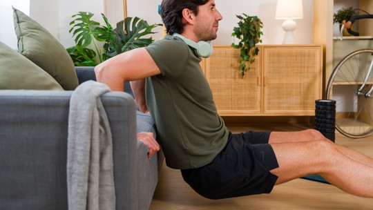 Treino de força em casa: 5 exercícios só com o peso do corpo para fazer sem precisar ir à academia Treino de força em casa: 5 exercícios só com o peso do corpo para fazer sem precisar ir à academia