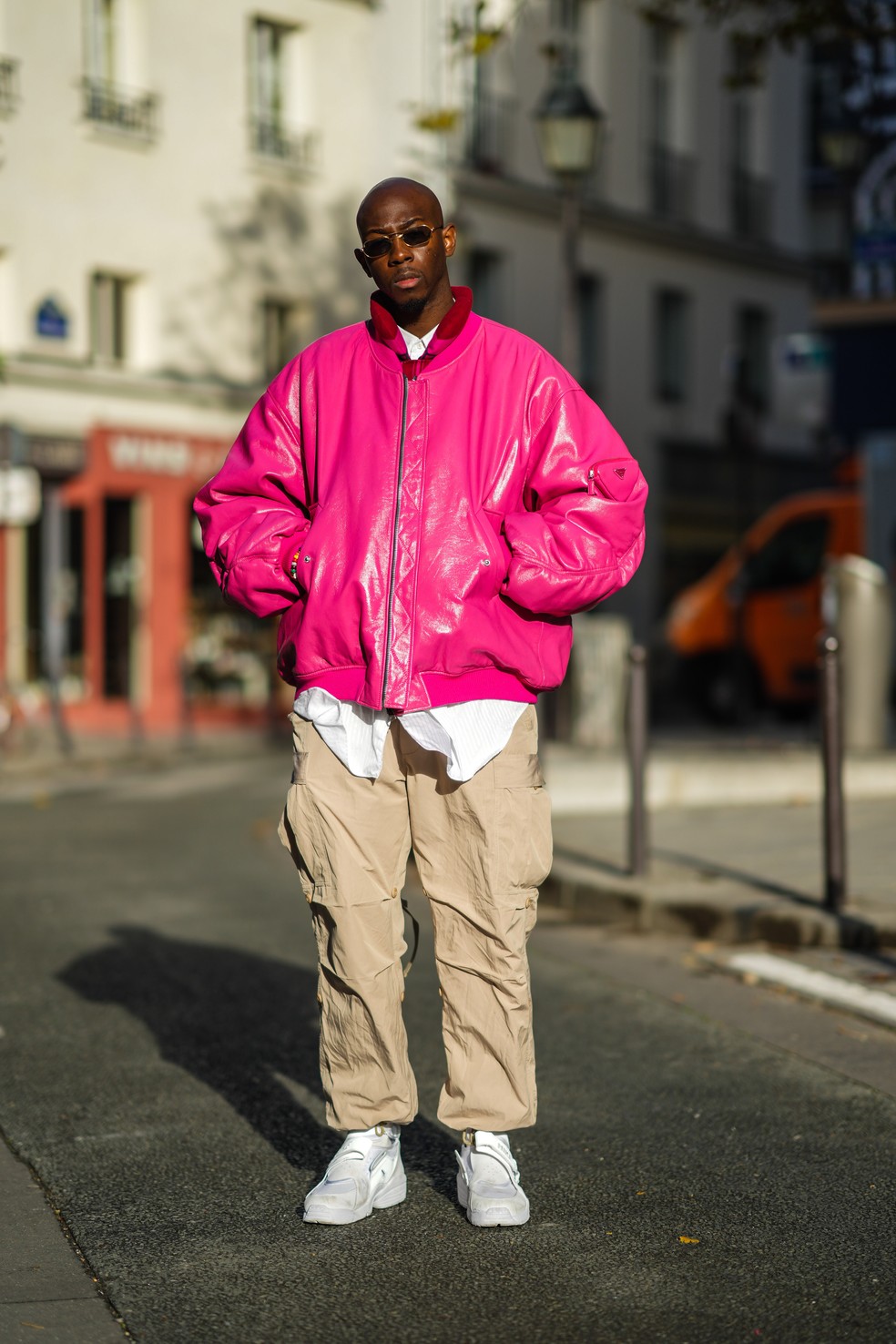Em look Barbie Core, calças cargo bege acompanham jaqueta rosa  — Foto: Edward Berthelot/Getty Images