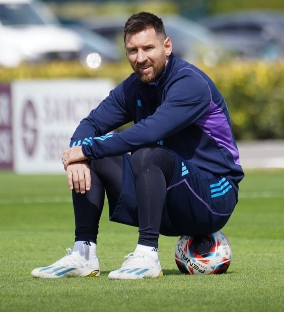 Messi sentado na bola que será utilizada na partida contra a Bolívia — Foto: Reprodução / Instagram