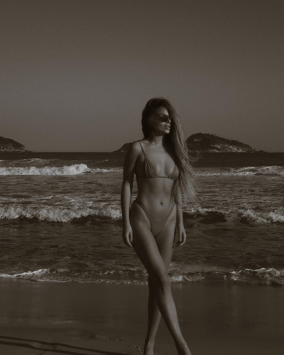 Julia Rodrigues compartilhou cliques na praia — Foto: Reprodução / Instagram