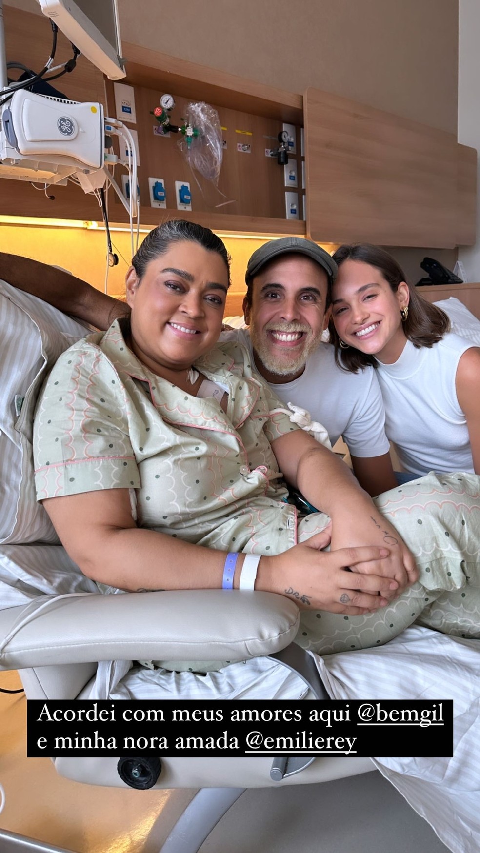 Preta Gil comemora visita de seu irmão Bem Gil e da nora no hospital — Foto: Reprodução/Instagram