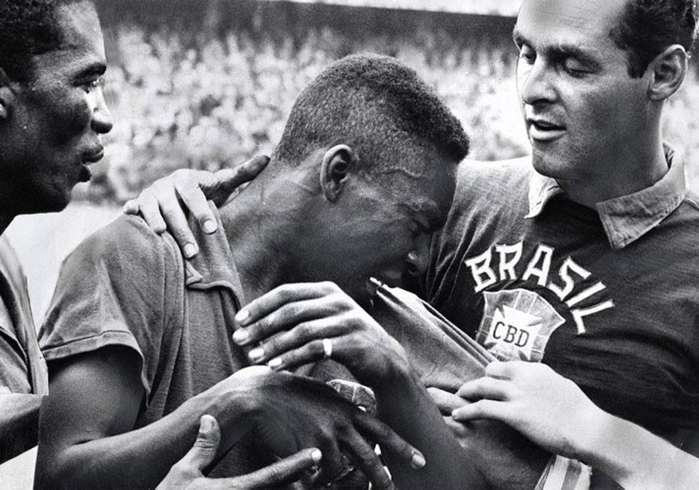 Pelé se emociona ao conquistar o primeiro título do Brasil na Copa de 1958  — Foto: Wikimedia Commons