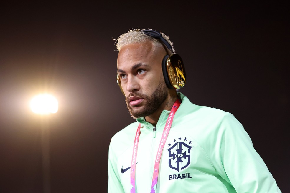 Neymar retorna ao Mundial do Catar com fone dourado e personalizado da Apple — Foto: Divulgação Twitter FIFA
