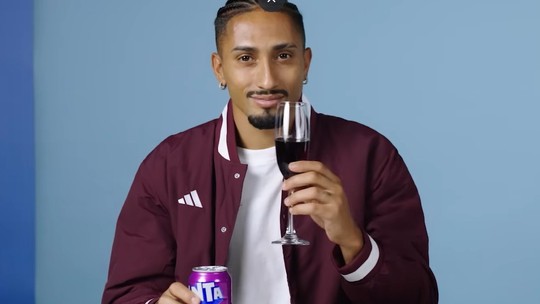 Dúvida na Copa, Raphinha revela item essencial para o dia a dia: refrigerante de uva; assista Dúvida na Copa, Raphinha revela item essencial para o dia a dia: refrigerante de uva; assista