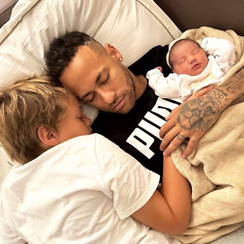 Neymar com os filhos, Davi Lucca e Mavie — Foto: Reprodução Instagram