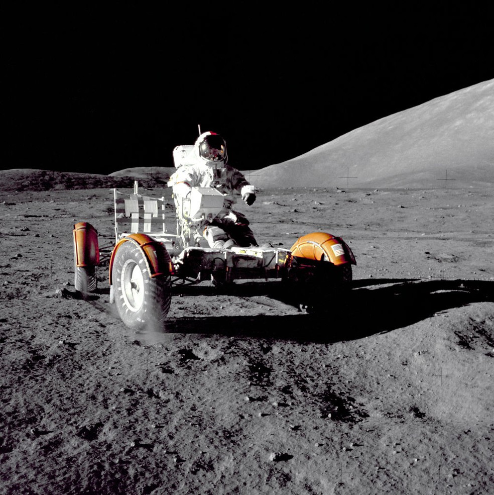 O astronauta Gene Cernan durante a missão Apollo 17: um dos objetivos era entender o comportamento sísmico da Lua — Foto: Getty Images