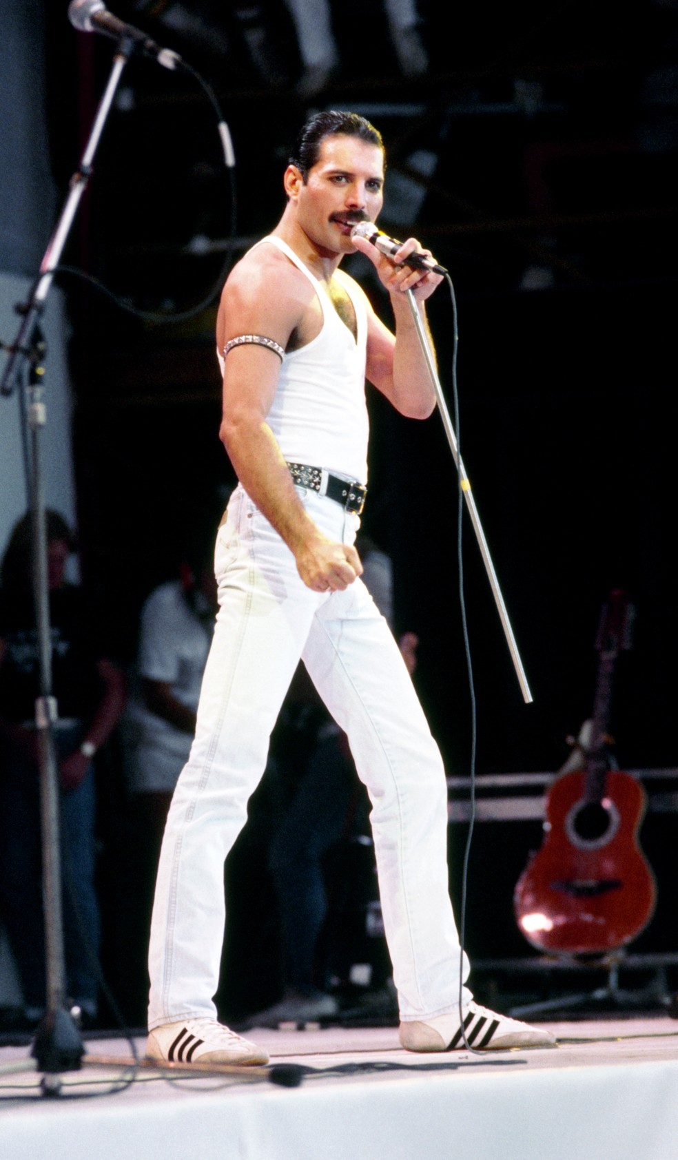 Freddie Mercury com seu Samba branco no LIve Aid 1985 — Foto: PA Images