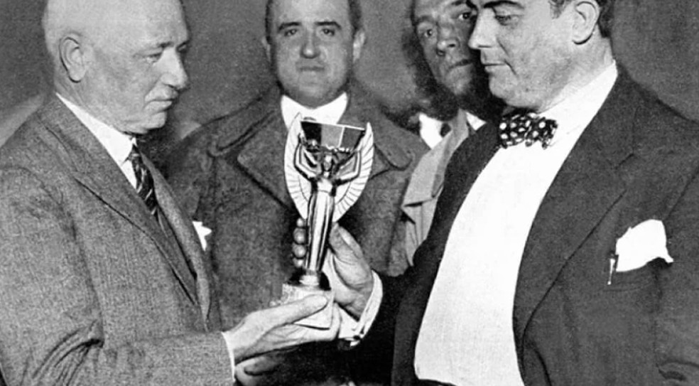Jules Rimet (à esquerda), na Sede da CBF, com o troféu que leva o seu nome, roubado em 1983 — Foto: Divulgação FIFA