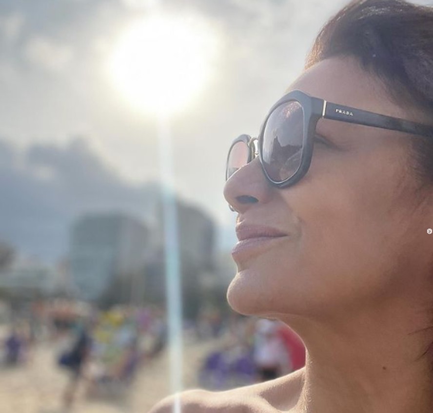 Dira Paes curte dia de sol em praia: 'Sextou, praiou'