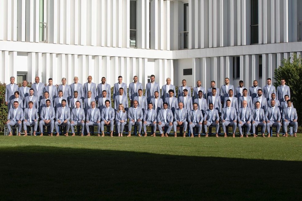 Seleção e comissão técnica brasileira com o traje social oficial da equipe, em Turim, na Itália, antes de embarcarem para Doha — Foto: Divulgação CBF