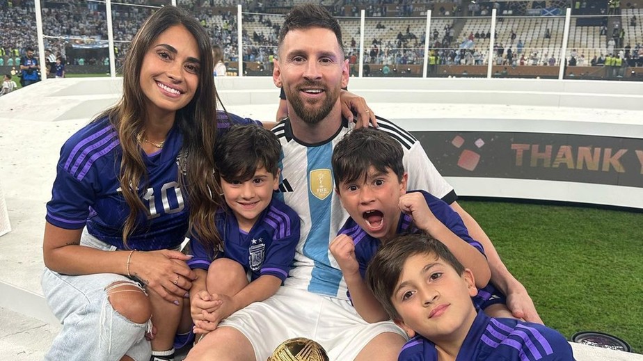 Messi comemora título argentino com a família