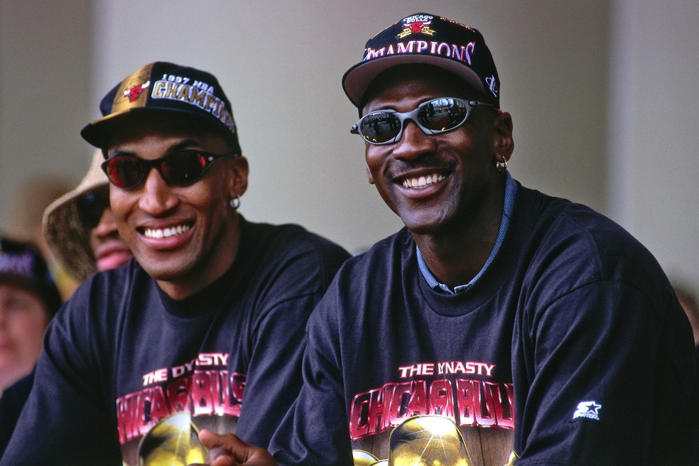 Michael Jordan (dir.) e Scottie Pippen usam óculos espelhados  — Foto: Steve Woltman/NBAE via Getty Images