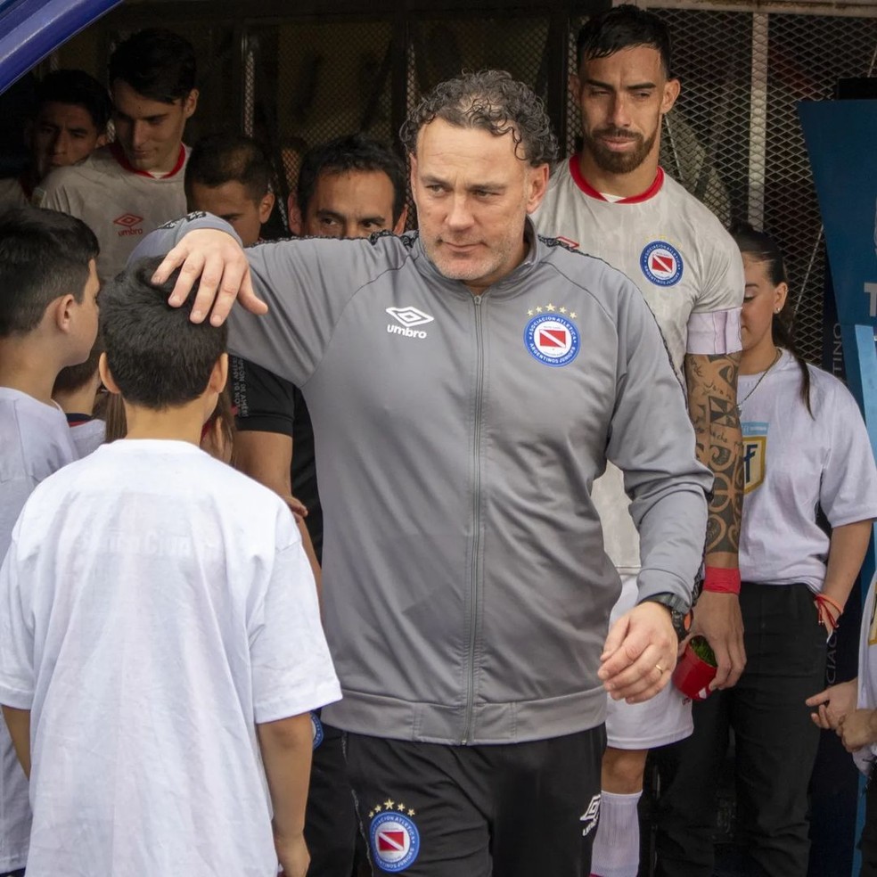 Gabriel Milito, ex-treinador do Argentinos Juniors — Foto: Reprodução / Instagram