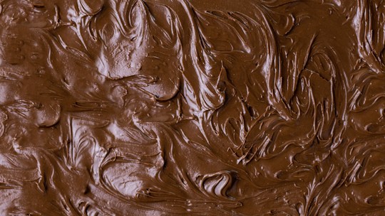 Chocolate dá mesmo espinha? Saiba o que a ciência diz