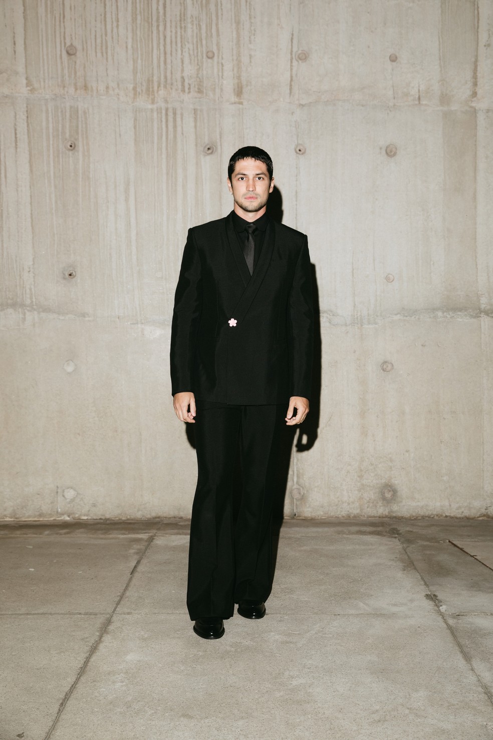 Gabriel Leone elege look Louis Vuitton em tapete vermelho do Prêmio ...