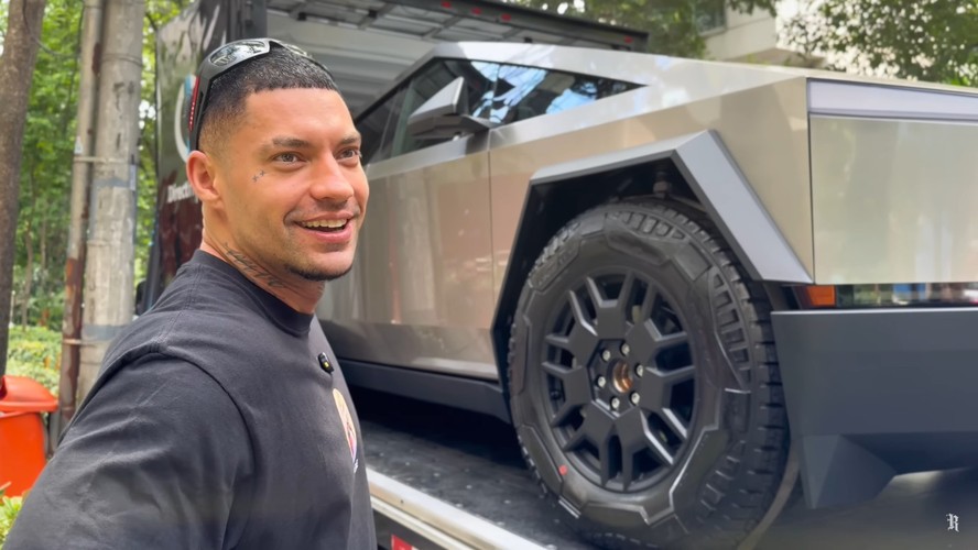 Filipe Ret e seu Cybertruck