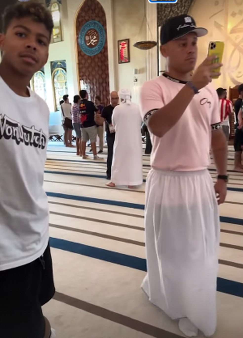 Familiares de Thiago Silva durante visita à mesquita em Doha, no Catar — Foto: Reprodução Instagram