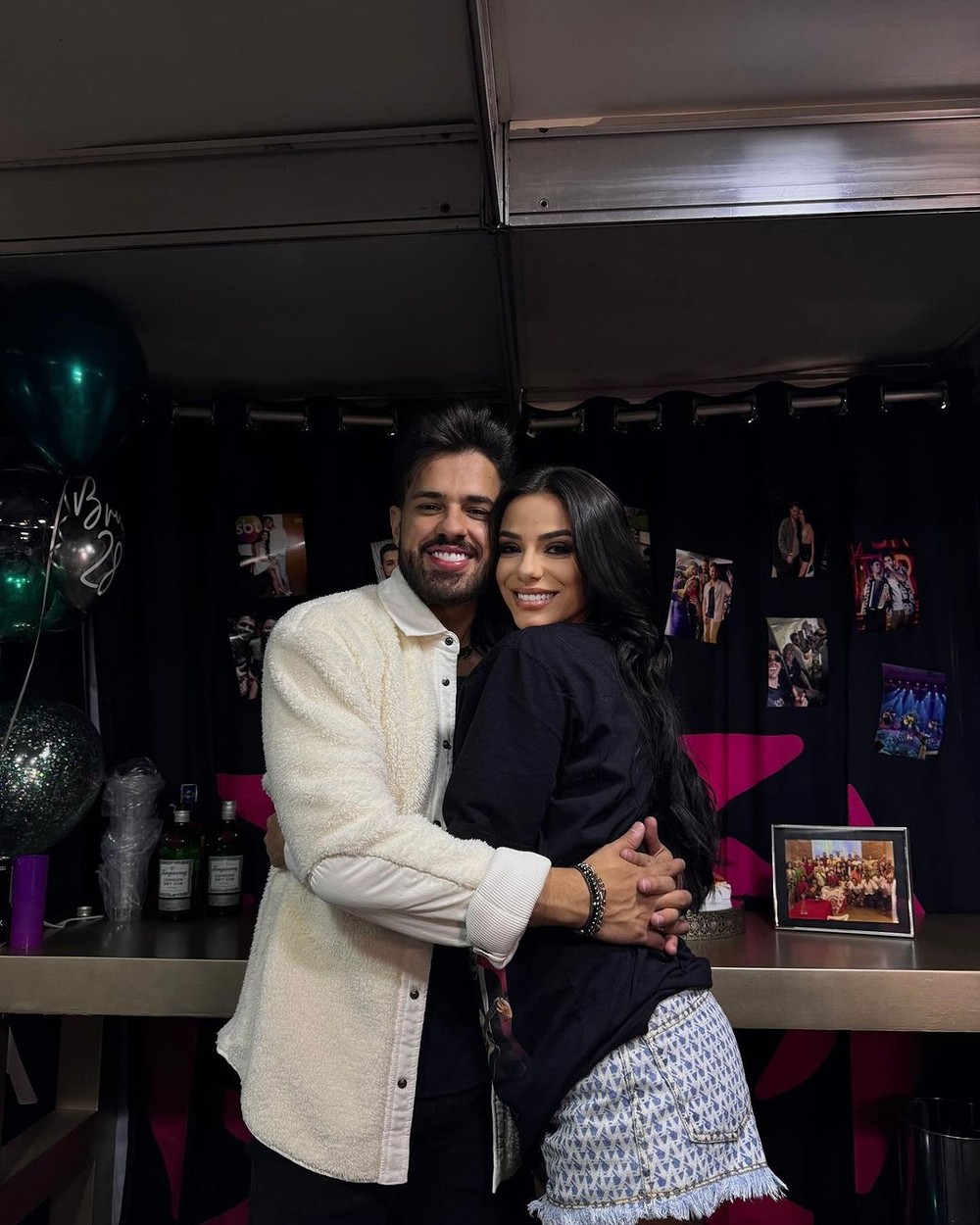 Key Alves vai de surpresa ao show do namorado com camiseta personalizada
