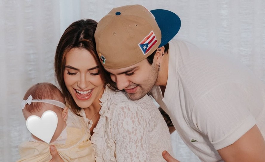 Luan Santana e Jade Magalhães com sua filha, Serena