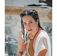 Paloma Duarte posa de biquíni e dispara: 'Sensualizando no batente'