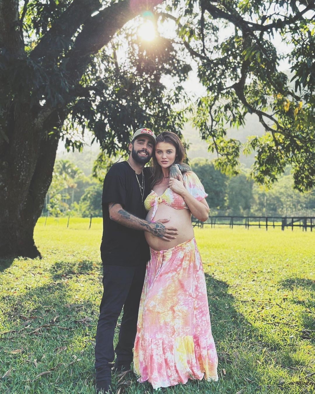 Cintia Dicker e Pedro Scooby grávidos da filha Aurora — Foto: Reprodução/Instagram