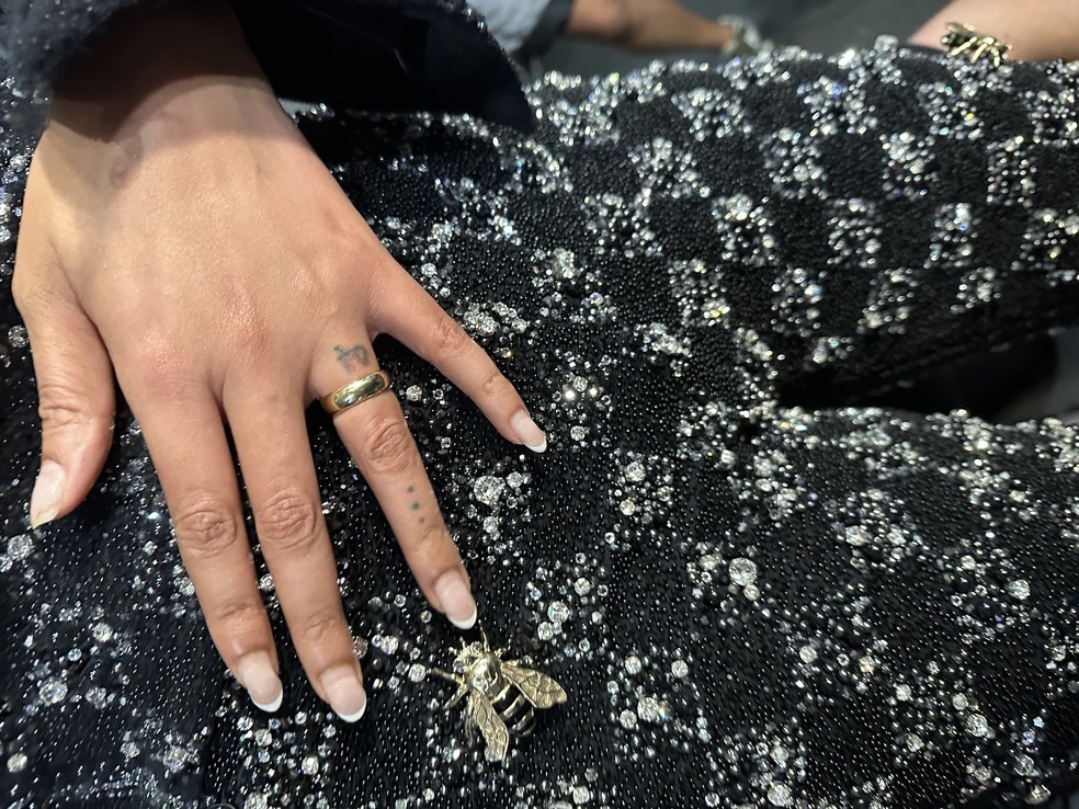 Look bordado de Beyoncé, com abelha, feito pela Louis Vuitton sob a batuta de Pharrell Williams — Foto: Divulgação/Louis Vuitton