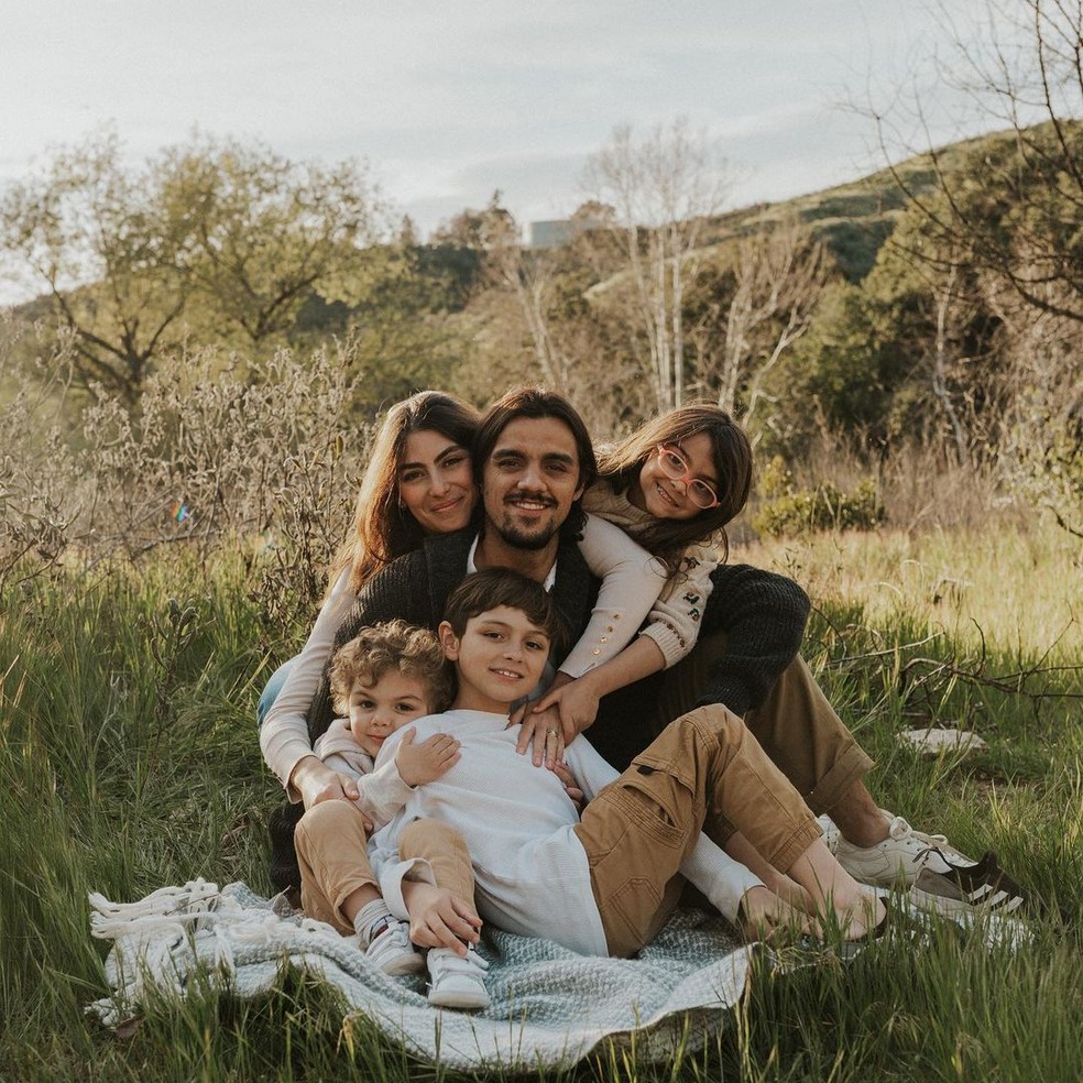 Felipe Simas em ensaio fotográfico com a esposa Mariana Uhlmann e os filhos — Foto: luadeandradephoto