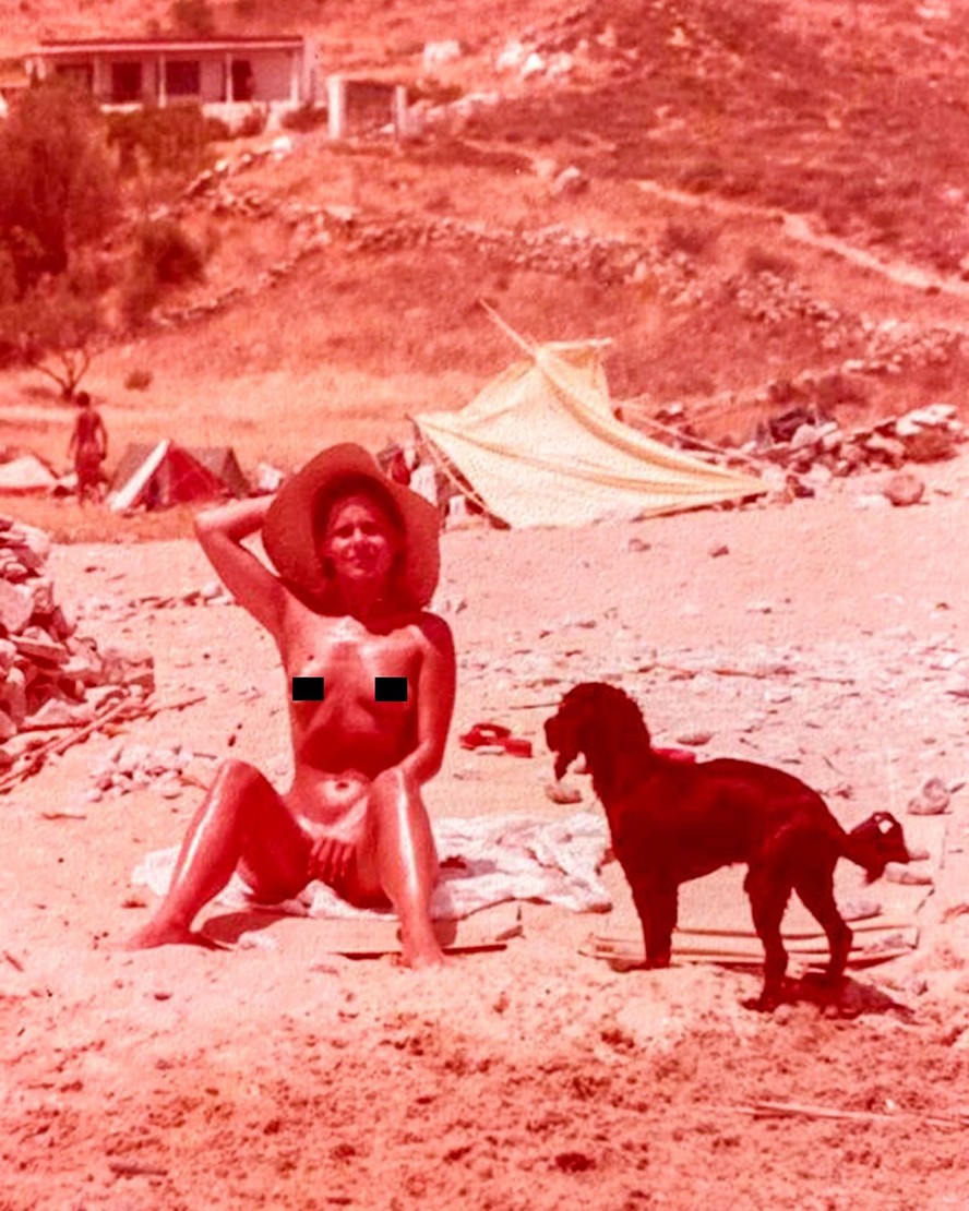 Vera Fischer em praia de nudismo na Grécia em 1980.