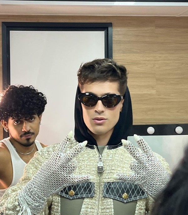 João Guilherme posa ao lado de Jão em bastidor de videoclipe: 'Gatos no