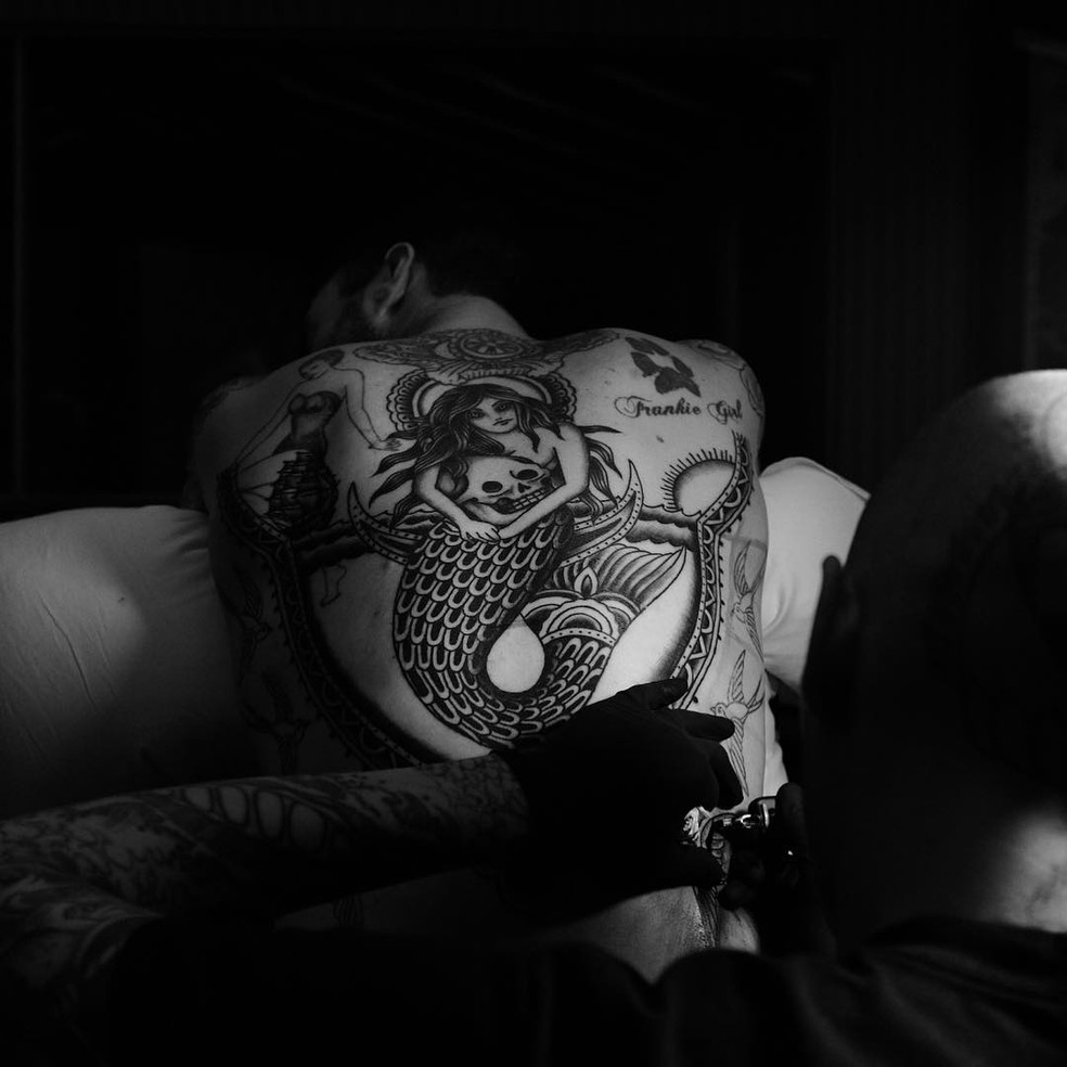 Sereia de Adam Levine nas costas. — Foto: Reprodução/Instagram