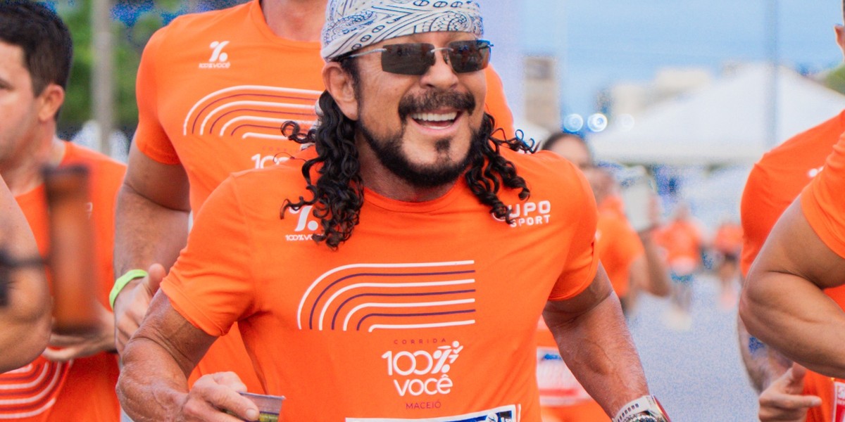 ASSISTA: Aos 74 anos, Bell Marques revela como consegue correr 5 km e fazer 3 horas de show em seguida